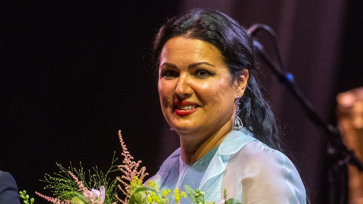 Ruská operní pěvkyně Nětrebková vystupuje v Berlíně. Tisícihlavým protestům navzdory